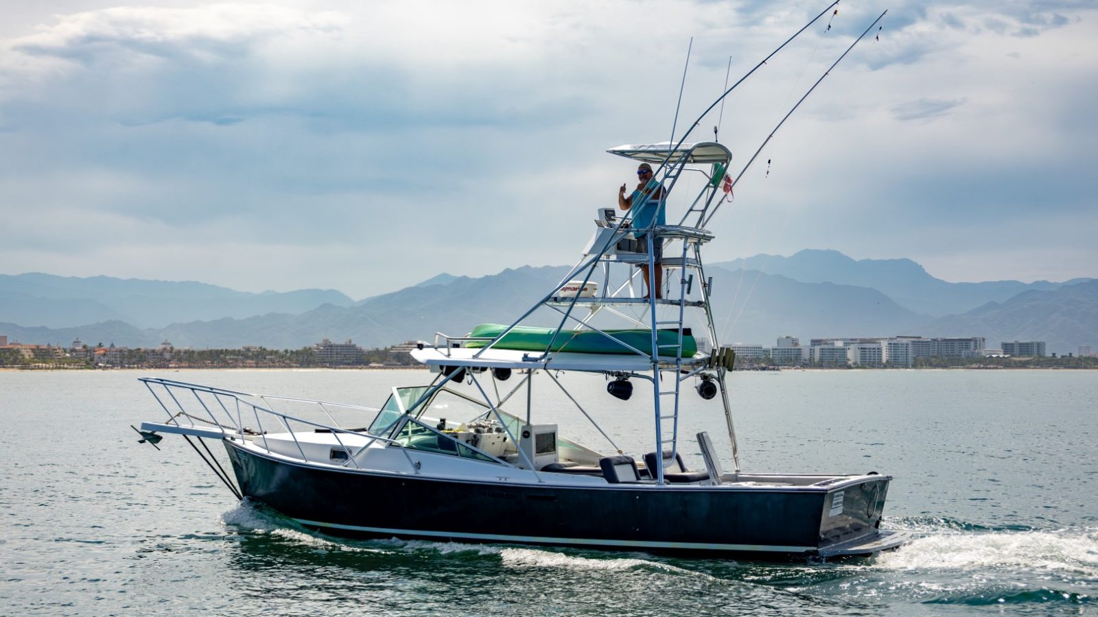 Guanatuna, Gulfstream de 34 pies de Ol' Salty's Ranch, navegando en la Bahía de Banderas con la Sierra Madre al fondo