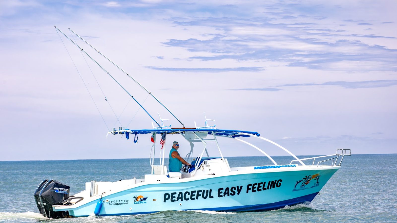 Peaceful Easy Feeling, súper panga de 32 pies de Ol' Salty's Ranch, con su toldo de sombra y motores Mercury de 300 HP