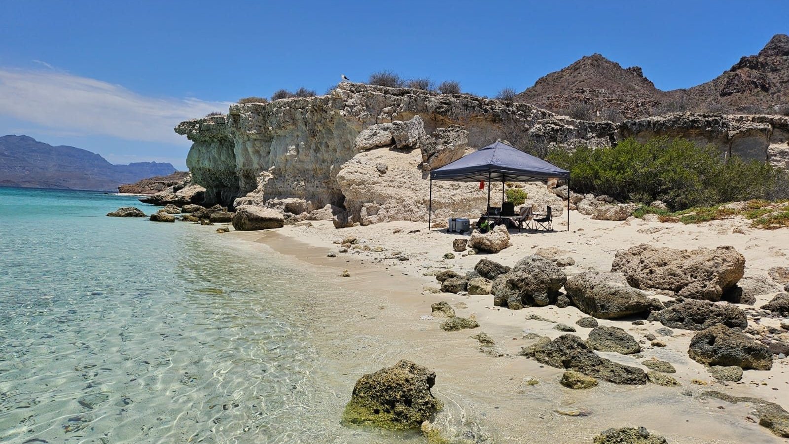 Una cala de Isla Danzante con el campamento de playa de Loreto Star montado a la sombra de las rocas