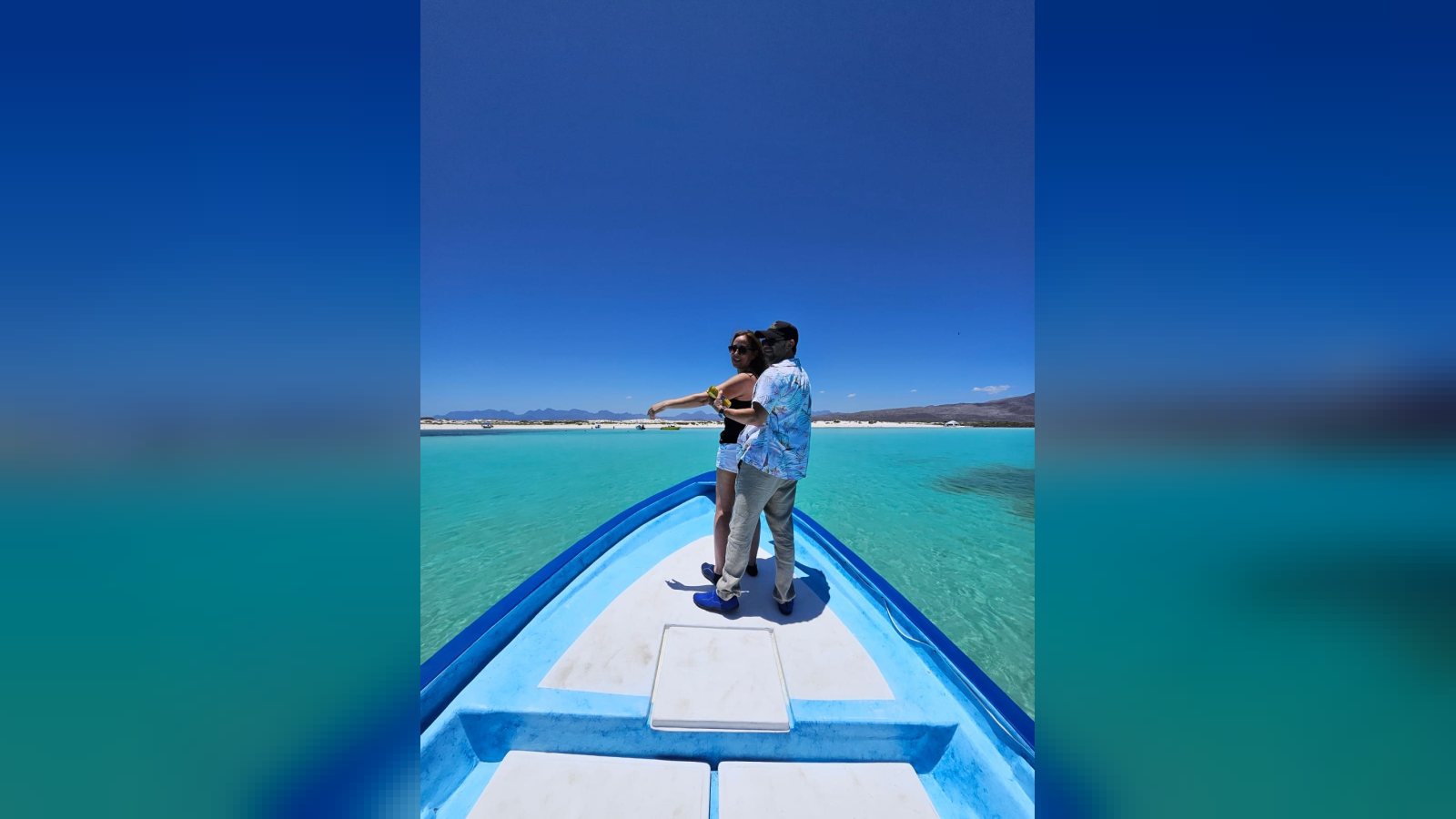 Pasajeros en la proa de la panga Loreto Star sobre agua turquesa frente a Isla Coronado, Parque Nacional Bahía de Loreto